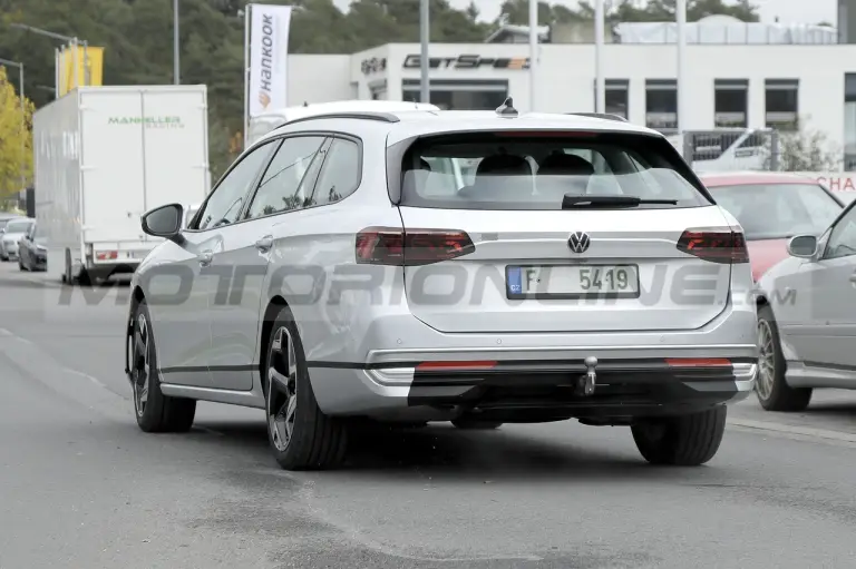 Volkswagen Passat Variant 2024 - Foto Spia 19-10-2022 - 15