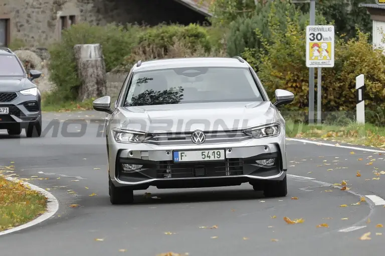 Volkswagen Passat Variant 2024 - Foto Spia 19-10-2022 - 5