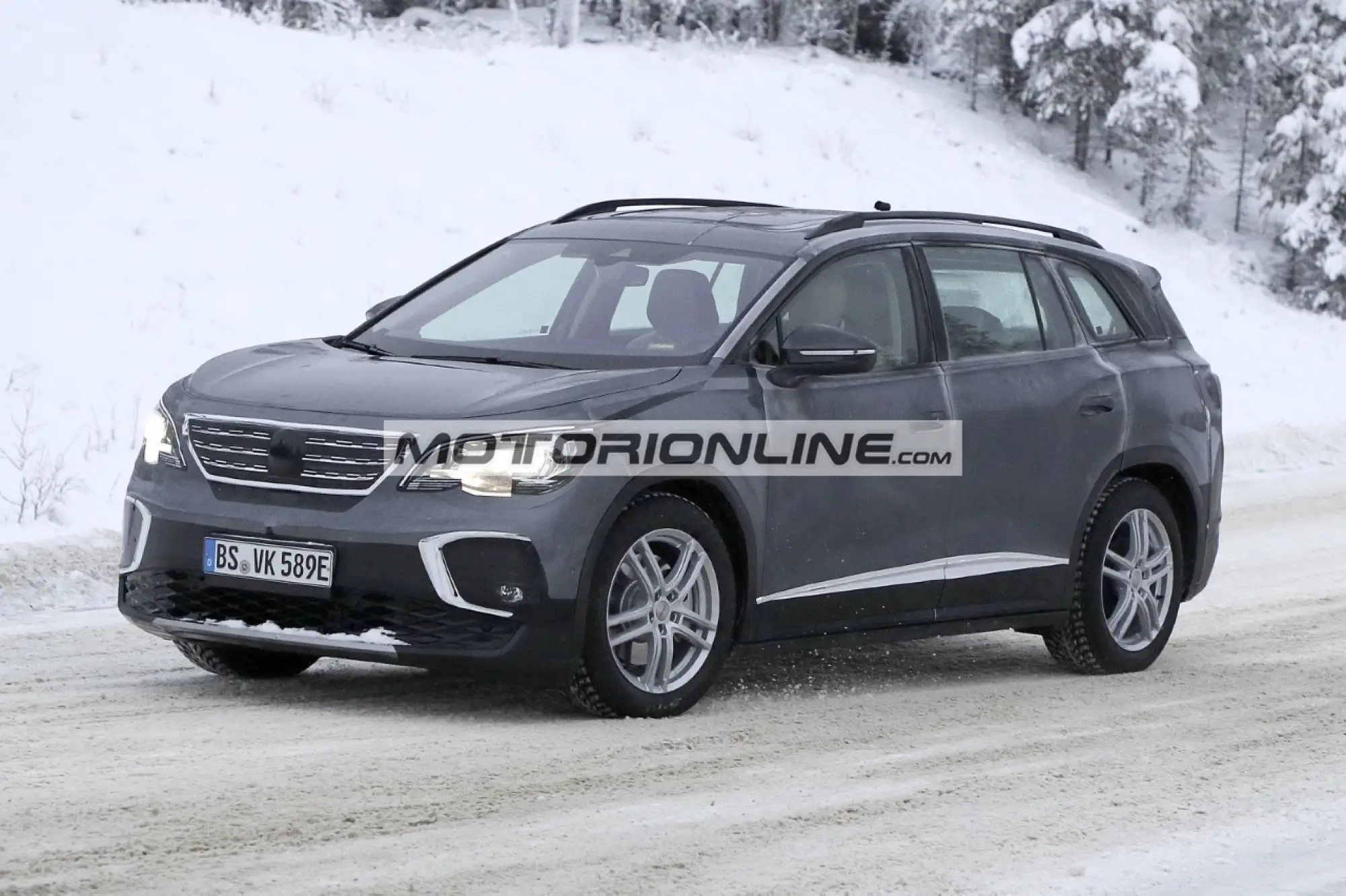 Volkswagen SUV 7 posti elettrico - Foto spia 16-12-2020 - 5