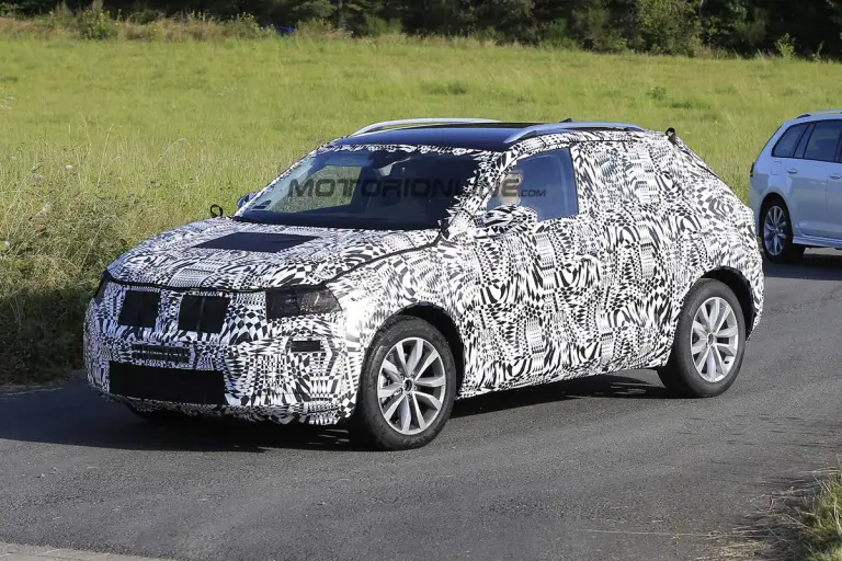 Volkswagen - SUV su base Polo - Foto spia 16-08-2016 - 11