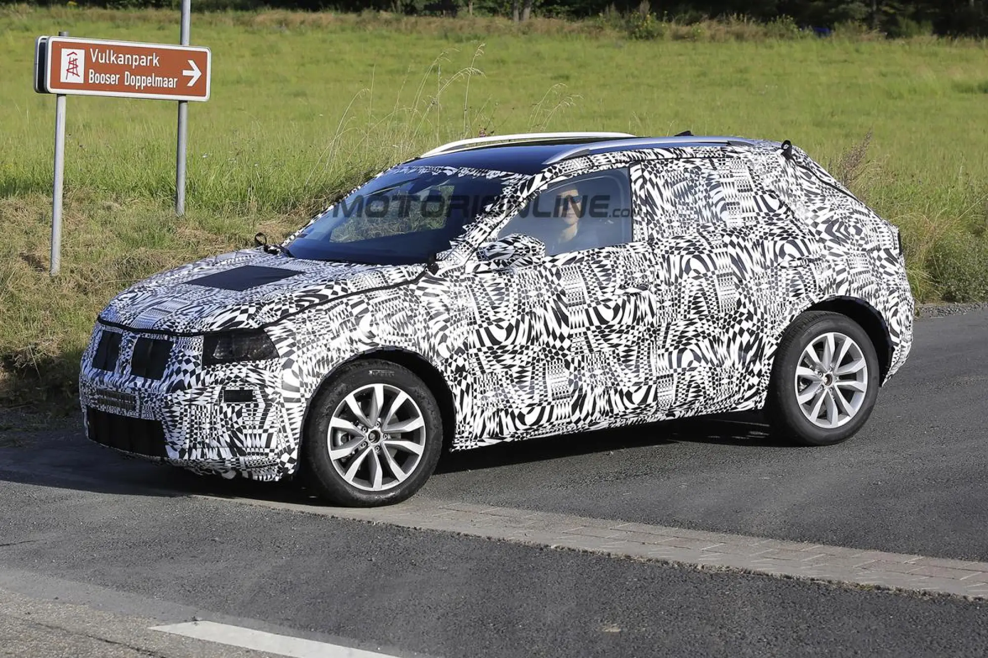 Volkswagen - SUV su base Polo - Foto spia 16-08-2016 - 12