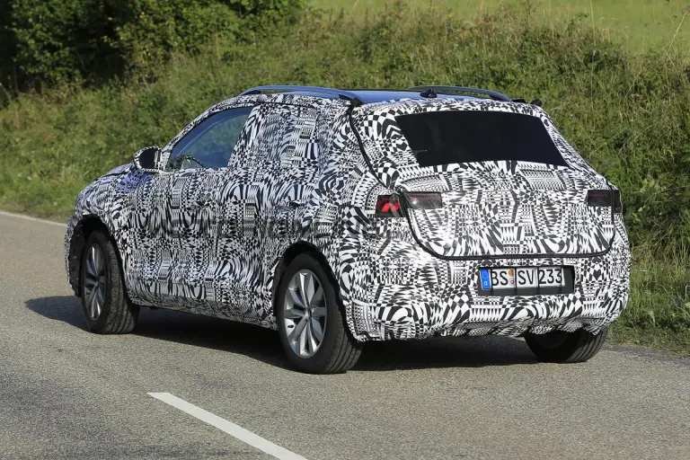 Volkswagen - SUV su base Polo - Foto spia 16-08-2016 - 15