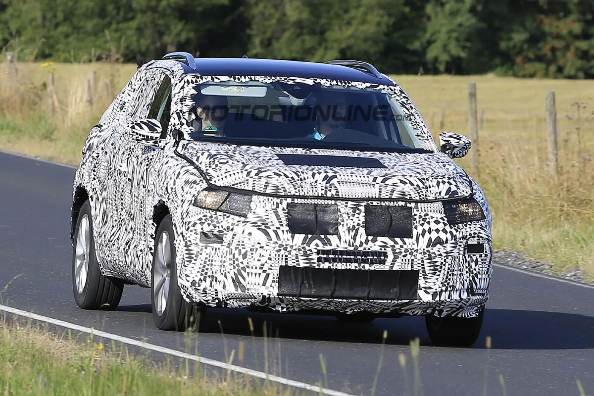 Volkswagen - SUV su base Polo - Foto spia 16-08-2016 - 1