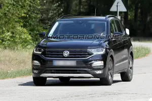 Volkswagen T-Cross foto spia 3 agosto 2018 - 2