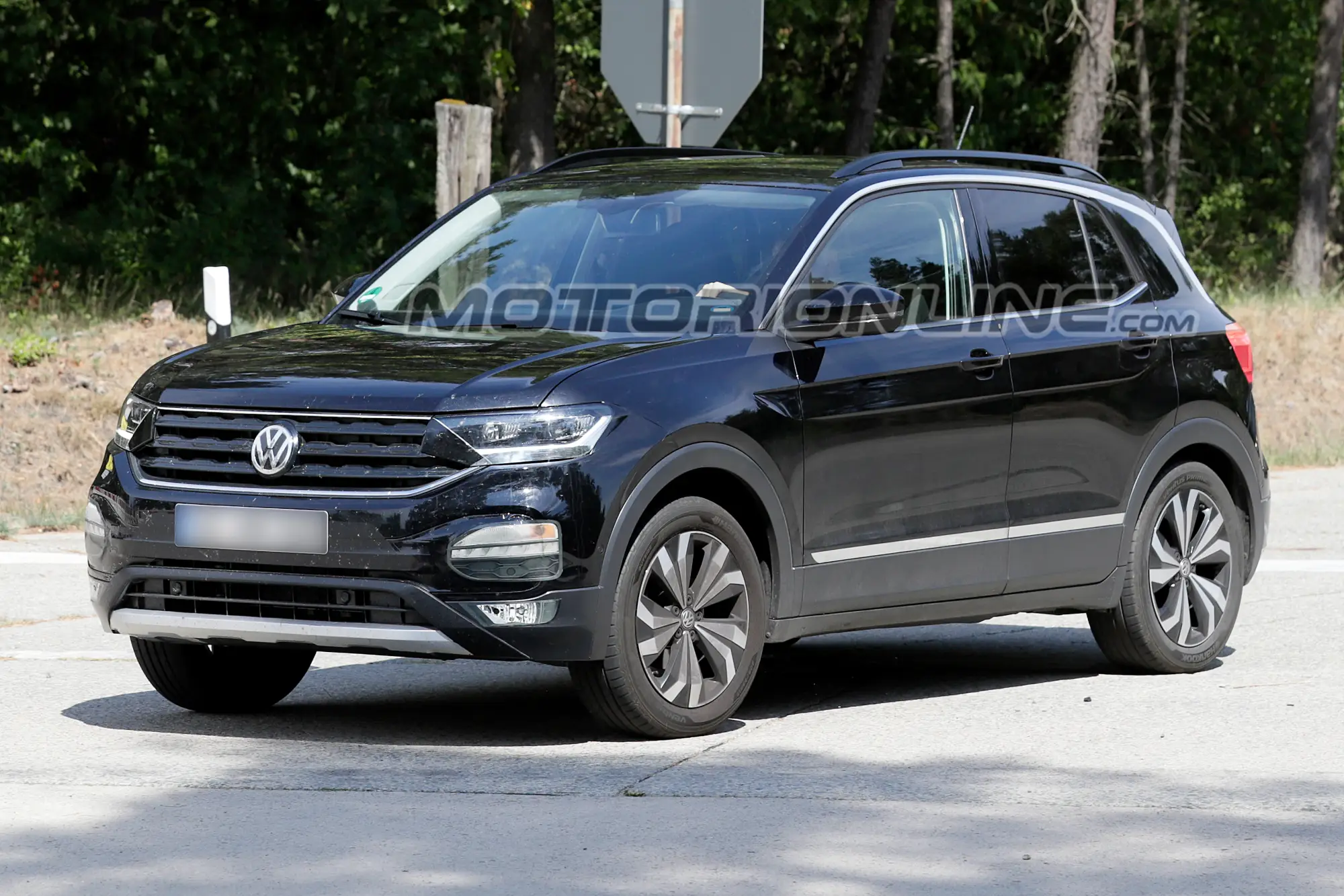 Volkswagen T-Cross foto spia 3 agosto 2018 - 3