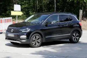 Volkswagen T-Cross foto spia 3 agosto 2018 - 4