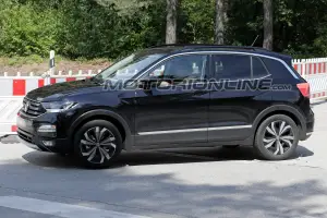 Volkswagen T-Cross foto spia 3 agosto 2018 - 5