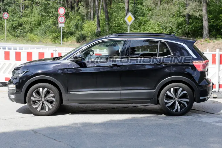 Volkswagen T-Cross foto spia 3 agosto 2018 - 6