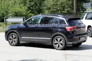 Volkswagen T-Cross foto spia 3 agosto 2018 - 8
