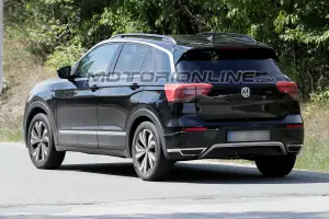 Volkswagen T-Cross foto spia 3 agosto 2018 - 10