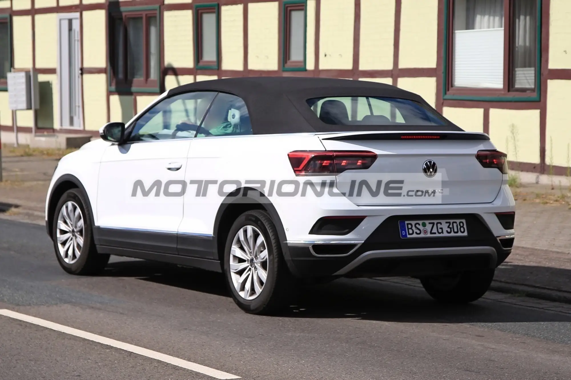 Volkswagen T-Roc Cabrio - Foto spia 29-7-2021 - 8