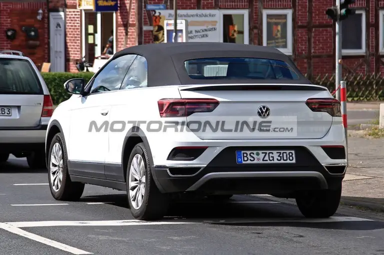 Volkswagen T-Roc Cabrio - Foto spia 29-7-2021 - 11