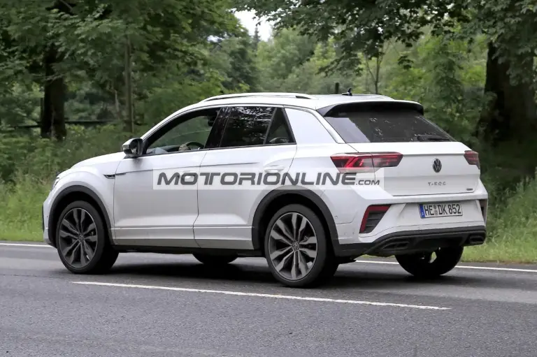 Volkswagen T-Roc - Foto spia 1-7-2021 - 10