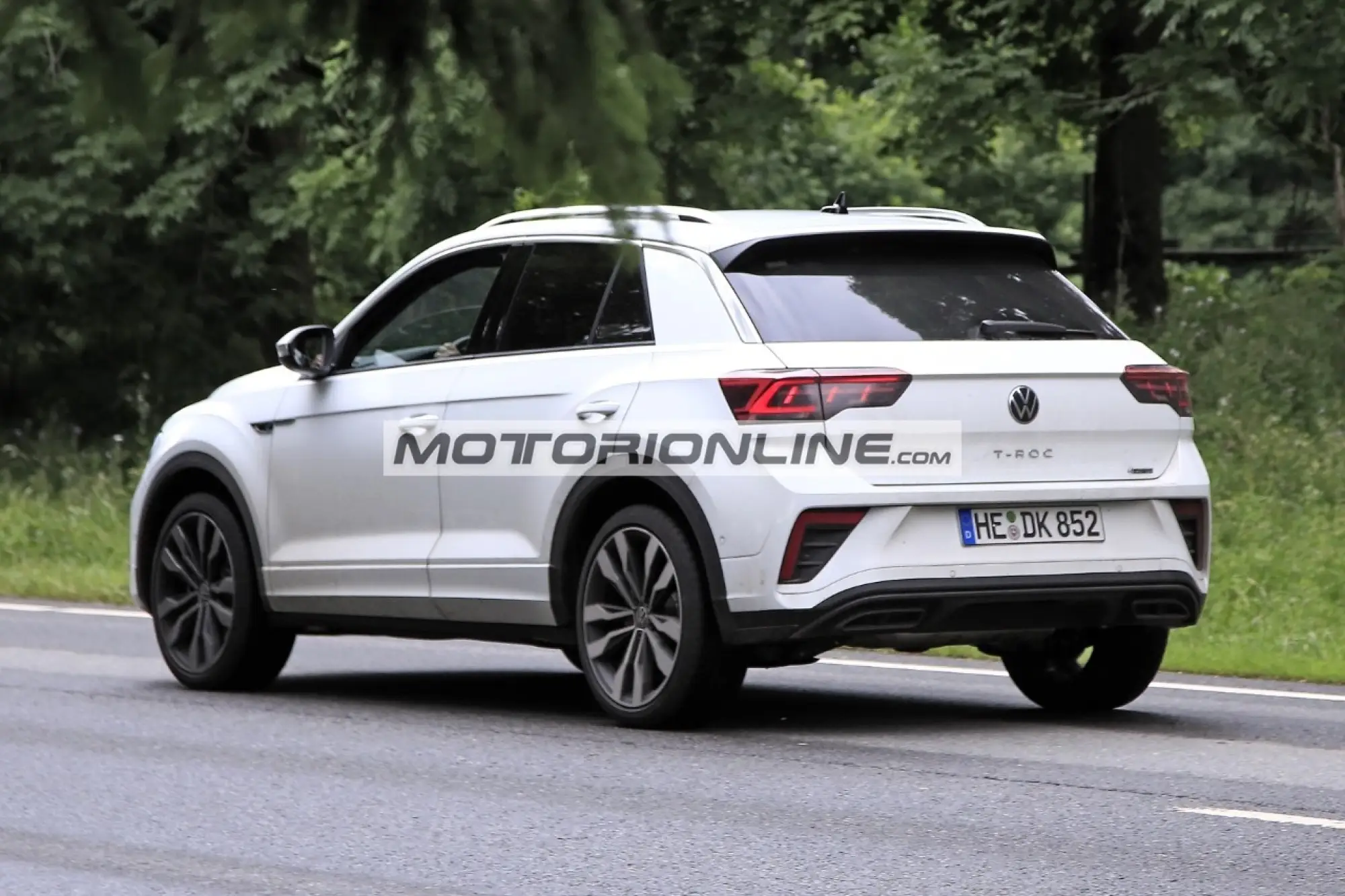 Volkswagen T-Roc - Foto spia 1-7-2021 - 17