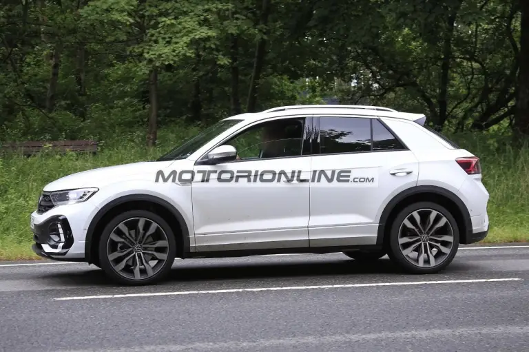 Volkswagen T-Roc - Foto spia 1-7-2021 - 7