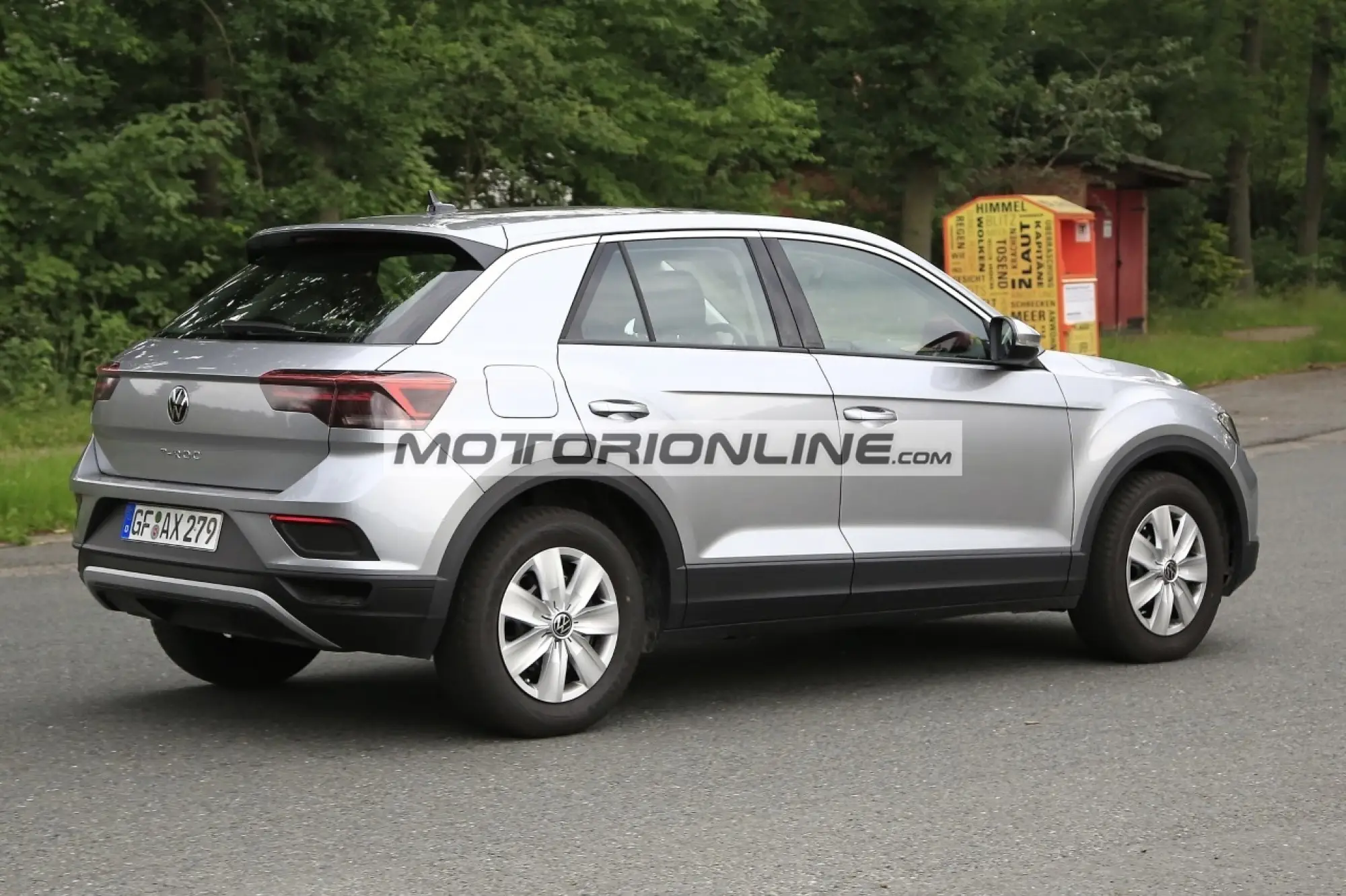 Volkswagen T-Roc - Foto spia 1-7-2021 - 21