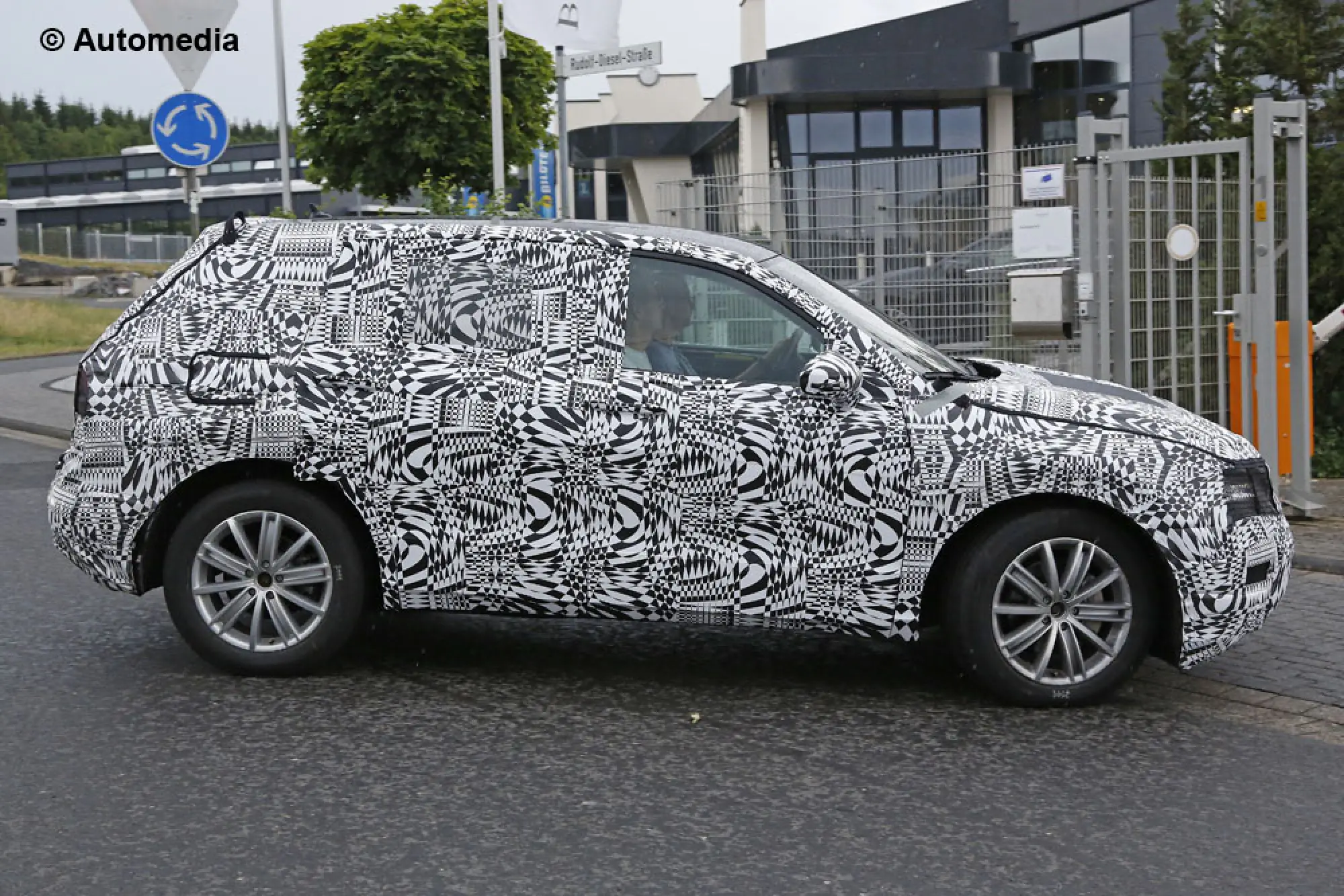 Volkswagen Tiguan 2016 - Foto spia 09-07-2015 - 4