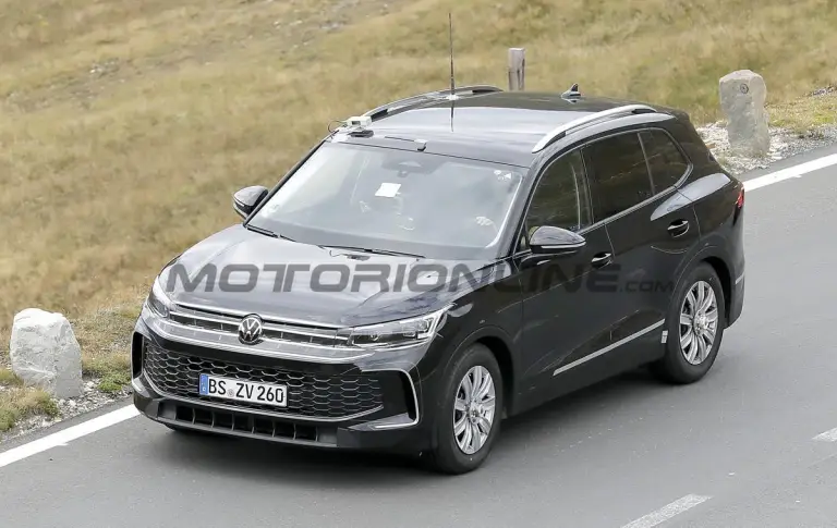 Volkswagen Tiguan 2025 - Foto spia 18-11-2022 - 3