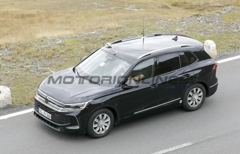 Volkswagen Tiguan 2025 - Foto spia 18-11-2022 - 4