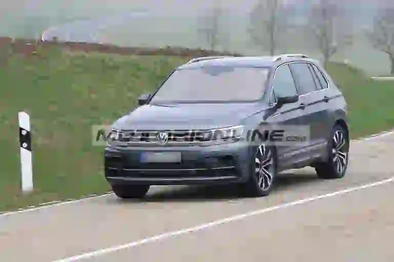 Volkswagen Tiguan R - Foto spia 10-4-2019 - 3