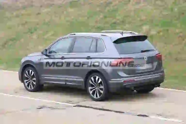 Volkswagen Tiguan R - Foto spia 10-4-2019 - 6