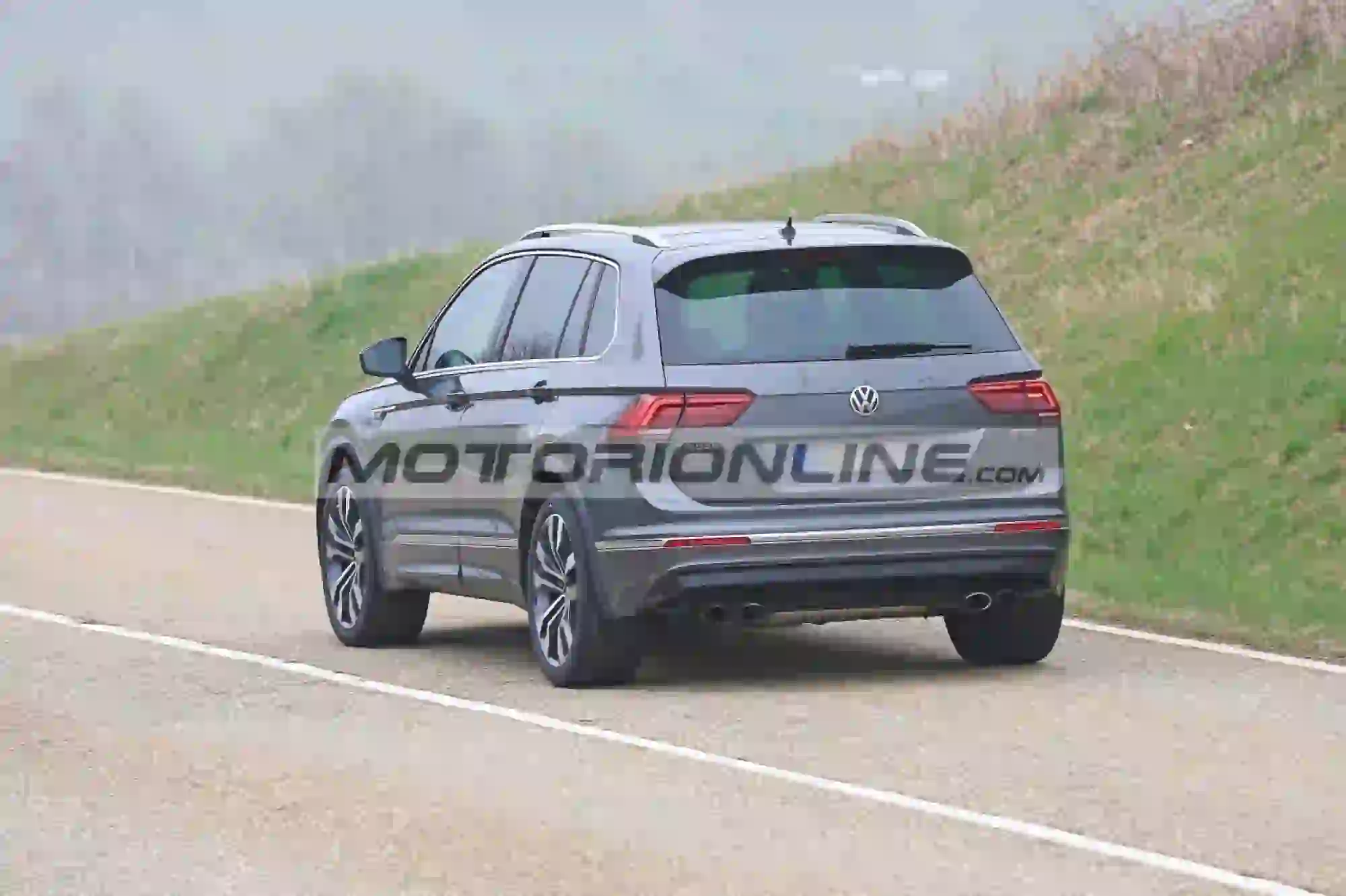 Volkswagen Tiguan R - Foto spia 10-4-2019 - 8