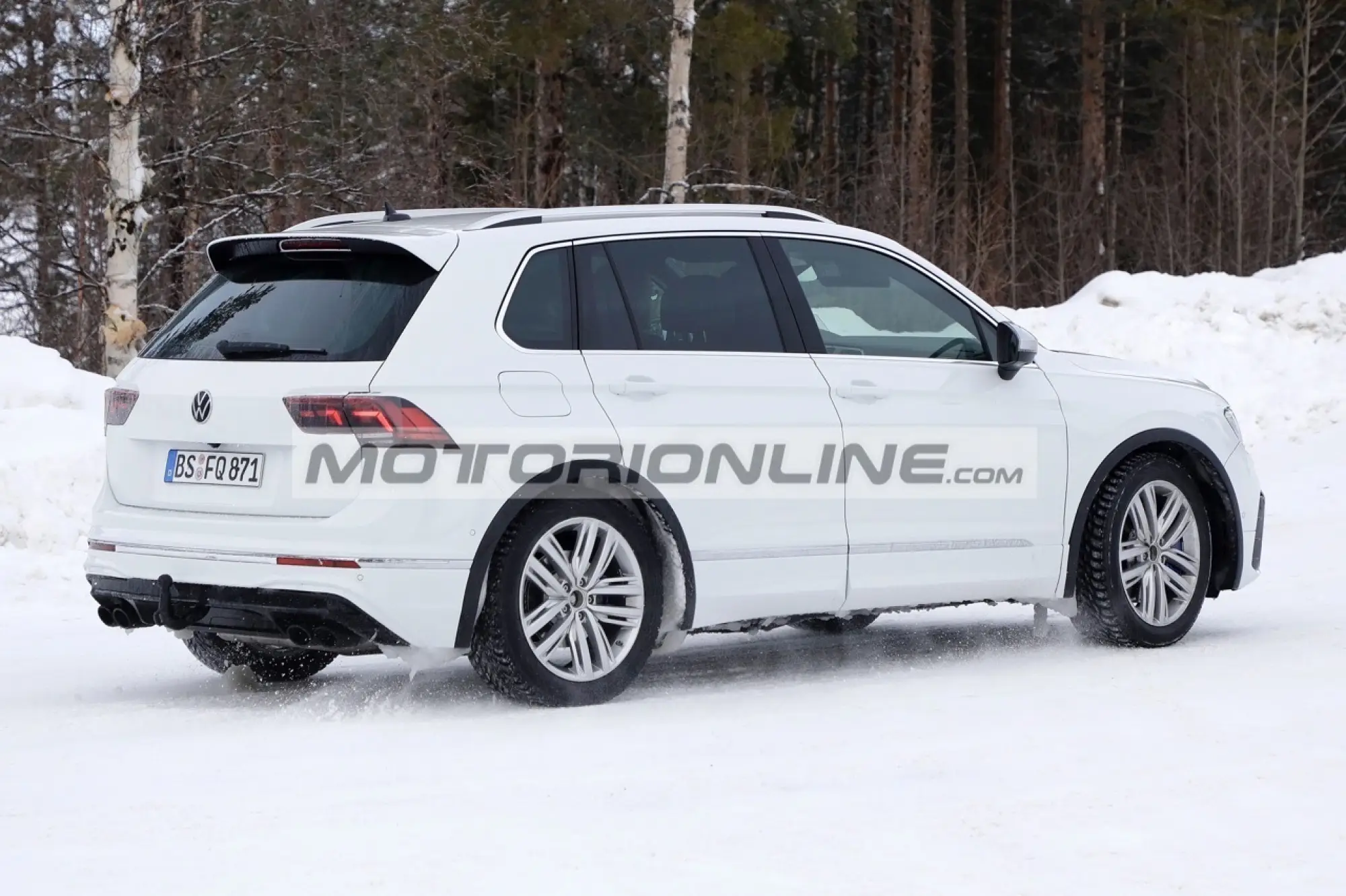 Volkswagen Tiguan R - Foto spia 19-2-2020 - 10