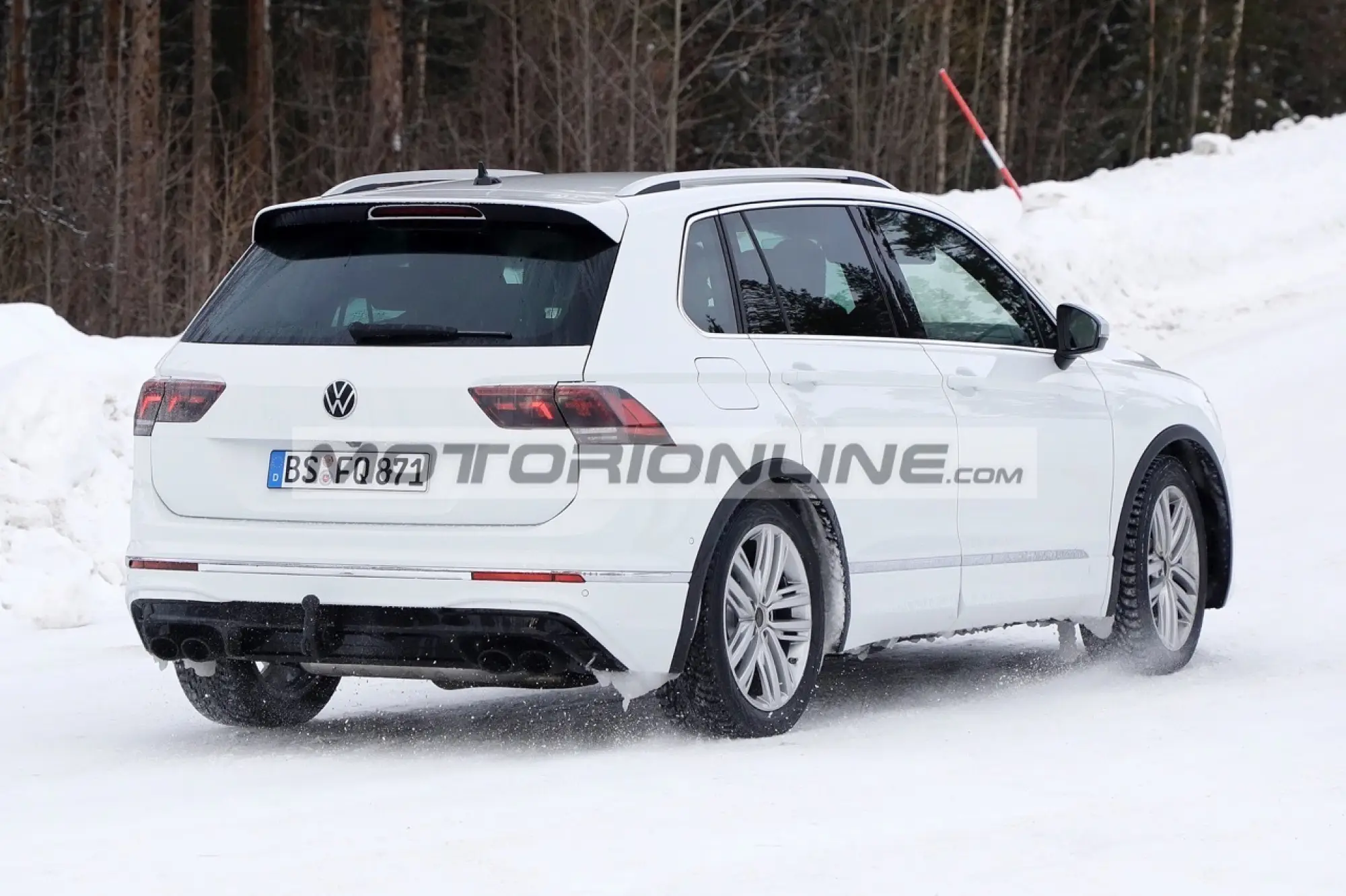 Volkswagen Tiguan R - Foto spia 19-2-2020 - 12