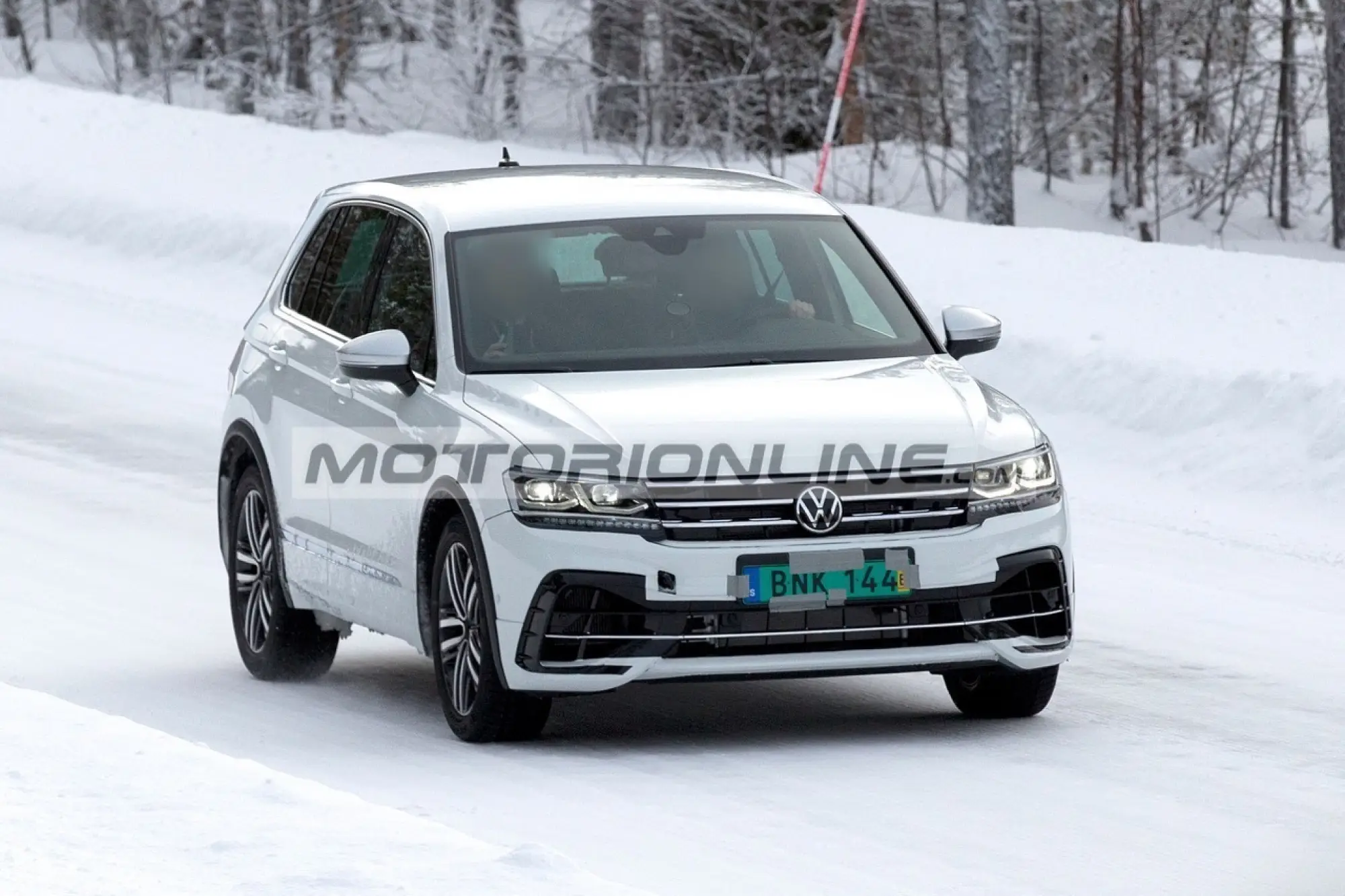 Volkswagen Tiguan R - Foto spia 19-2-2020 - 15