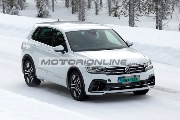 Volkswagen Tiguan R - Foto spia 19-2-2020 - 16