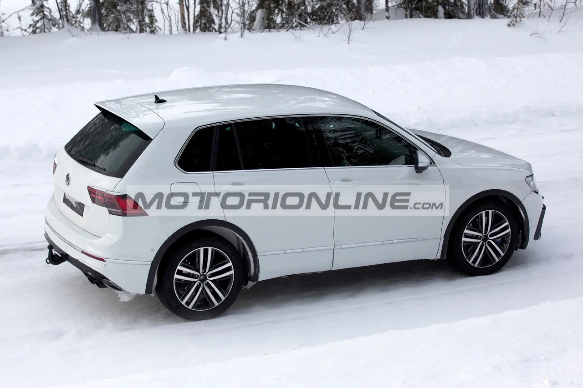 Volkswagen Tiguan R - Foto spia 19-2-2020 - 18