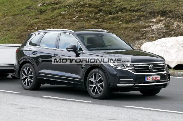 Volkswagen Touareg facelift - Foto spia 21-6-2022 - 10
