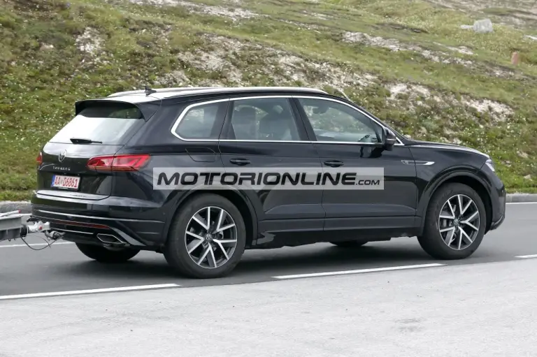 Volkswagen Touareg facelift - Foto spia 21-6-2022 - 13