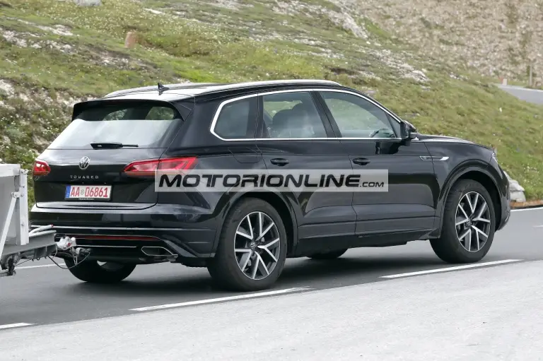 Volkswagen Touareg facelift - Foto spia 21-6-2022 - 14