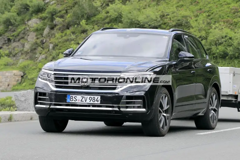 Volkswagen Touareg facelift - Foto spia 21-6-2022 - 2