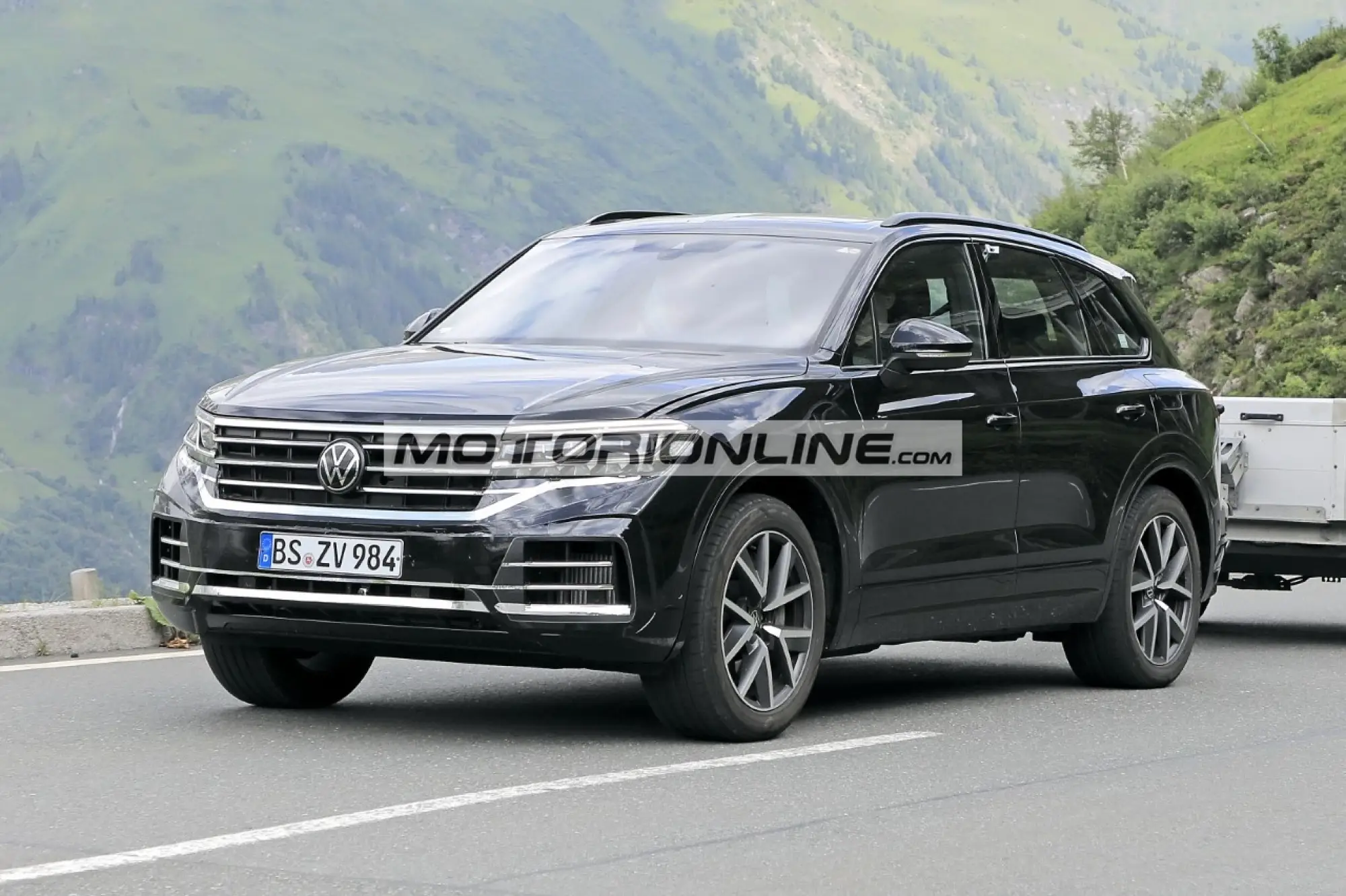 Volkswagen Touareg facelift - Foto spia 21-6-2022 - 9