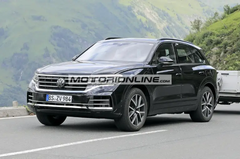 Volkswagen Touareg facelift - Foto spia 21-6-2022 - 9