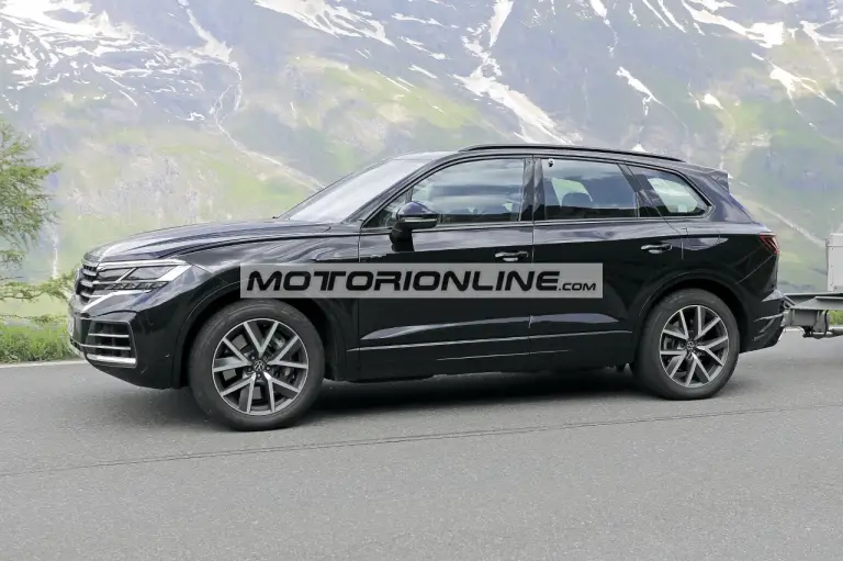 Volkswagen Touareg facelift - Foto spia 21-6-2022 - 3