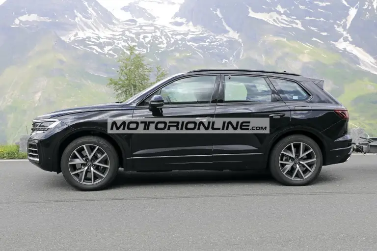Volkswagen Touareg facelift - Foto spia 21-6-2022 - 4