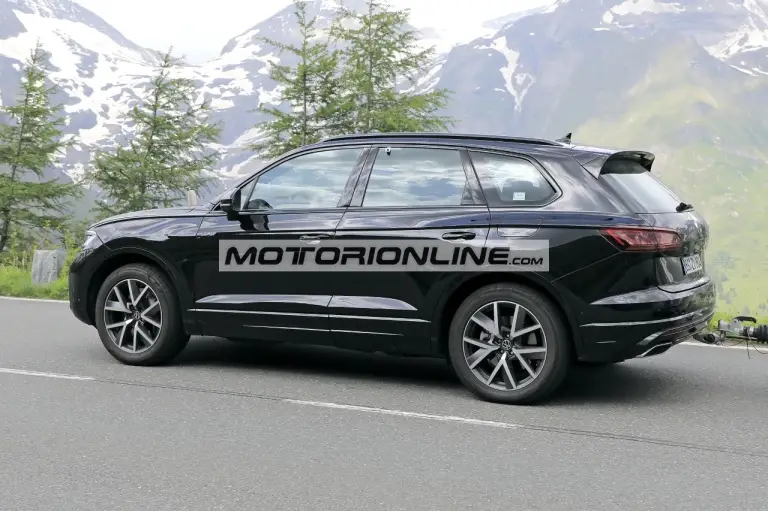 Volkswagen Touareg facelift - Foto spia 21-6-2022 - 7