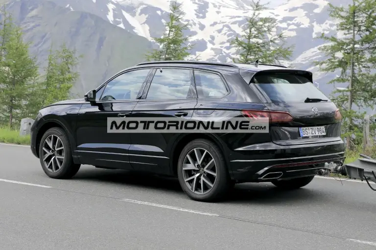Volkswagen Touareg facelift - Foto spia 21-6-2022 - 11
