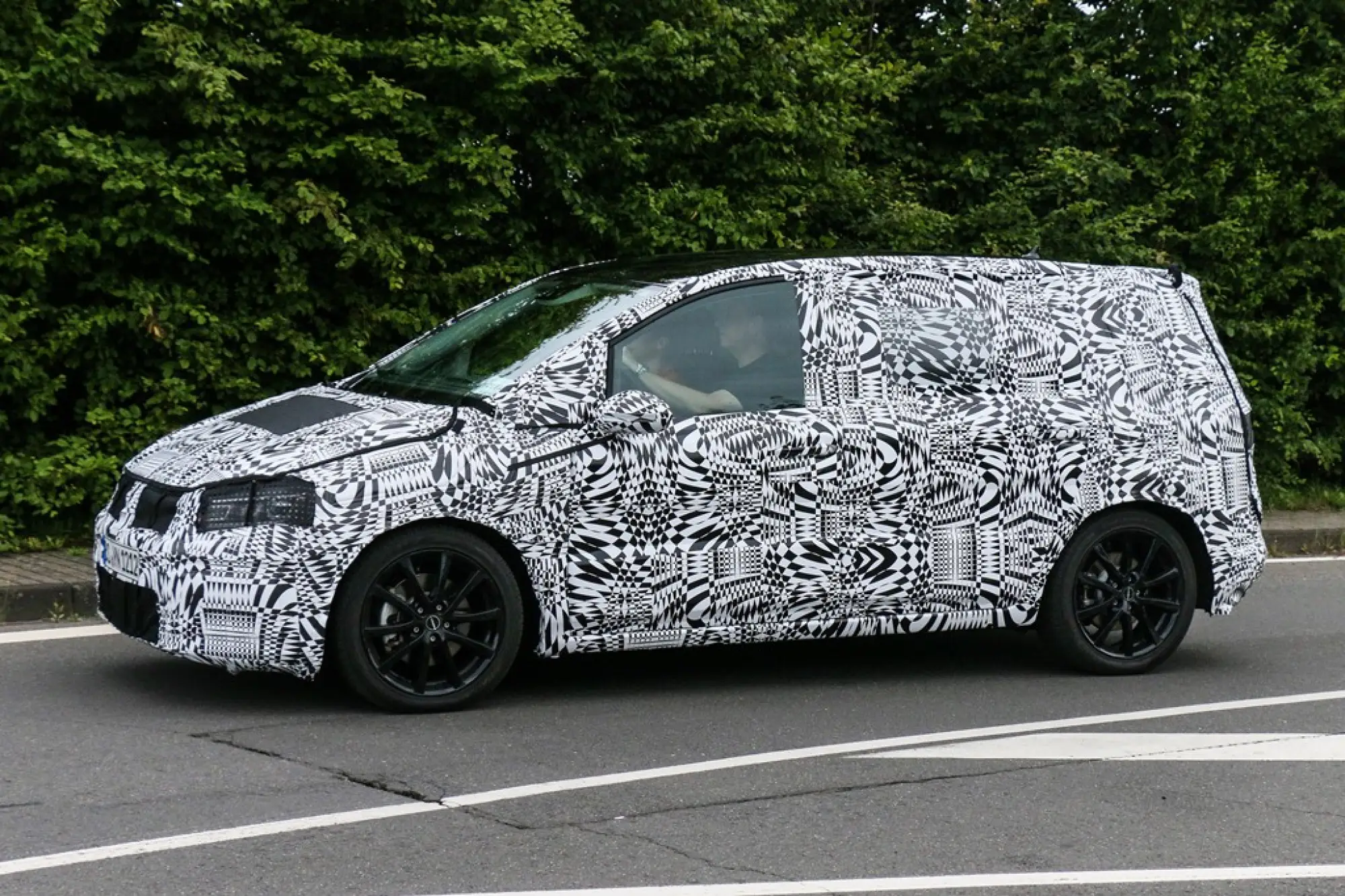 Volkswagen Touran 2015 - Foto spia 22-07-2014 - 2