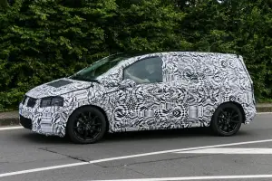 Volkswagen Touran 2015 - Foto spia 22-07-2014