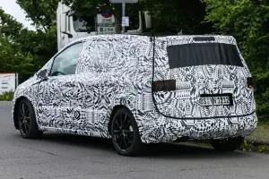Volkswagen Touran 2015 - Foto spia 22-07-2014