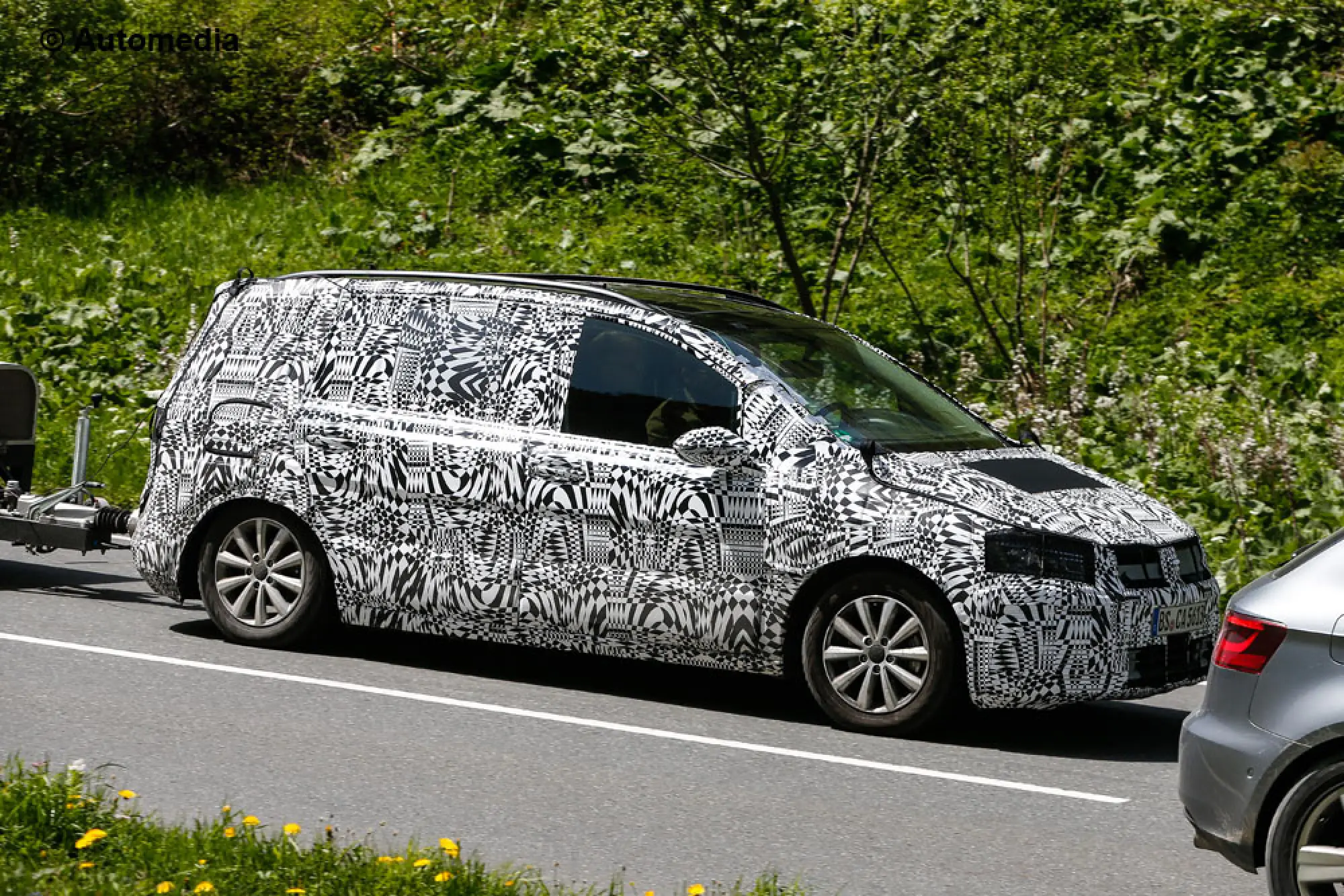 Volkswagen Touran 2015 - Foto spia 29-05-2014 - 1