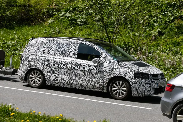 Volkswagen Touran 2015 - Foto spia 29-05-2014 - 1