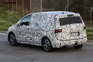 Volkswagen Touran 2016 - Foto spia 05-12-2014 - 7