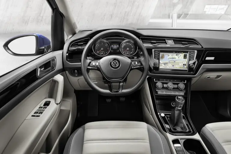 Volkswagen Touran MY 2015 - 3