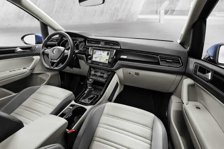 Volkswagen Touran MY 2015 - 11