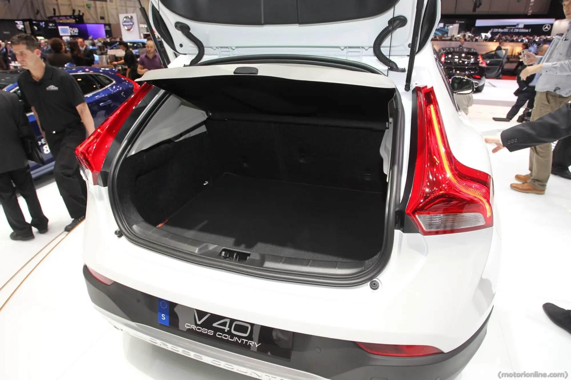 VOLVO V40 CROSS COUNTRY OCEAN RACE EDITION - Salone di Ginevra 2014 - 2
